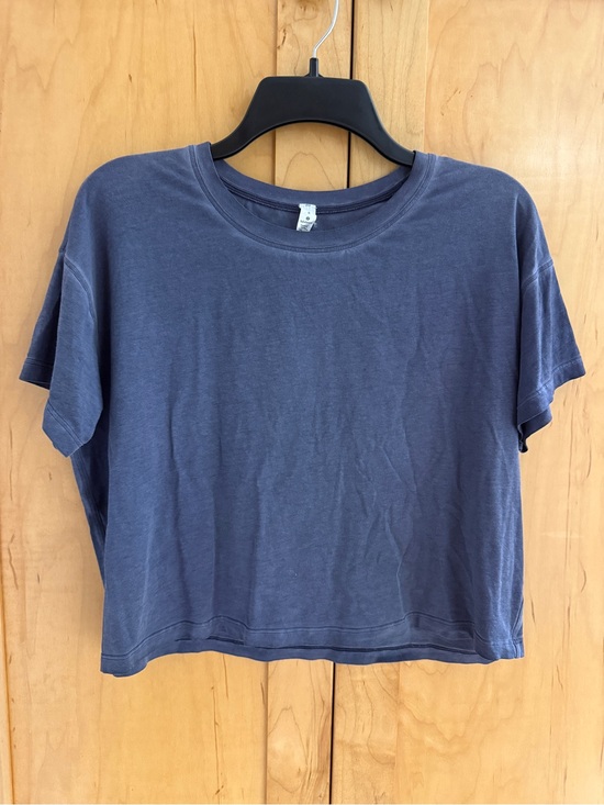 lululemon athletica Tops - Lululemon Cates Tee Cropped *Fade Sublimado Pigment Dye Cadet Blue Size 8